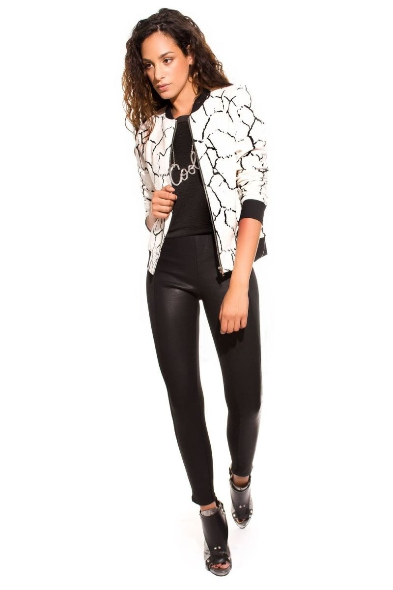 Chaqueta comber estampado blanco y negro